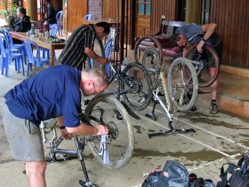 2006-10-29-02-09-28_184 Bike maintainence, Bac Ha.JPG